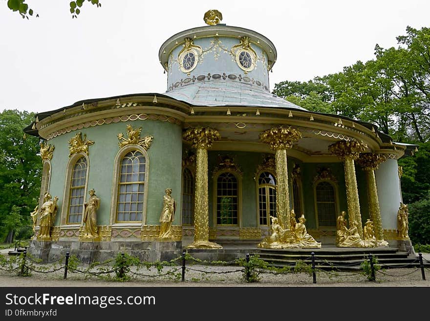 Gilded figures adorn the trefoiled shape of Chinese House, mixing Oriental influences with Baroque style. Gilded figures adorn the trefoiled shape of Chinese House, mixing Oriental influences with Baroque style.