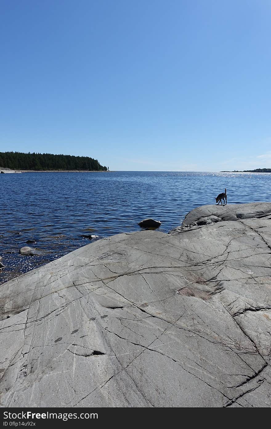 Water, Sky, Water resources, Coastal and oceanic landforms, Bedrock, Horizon