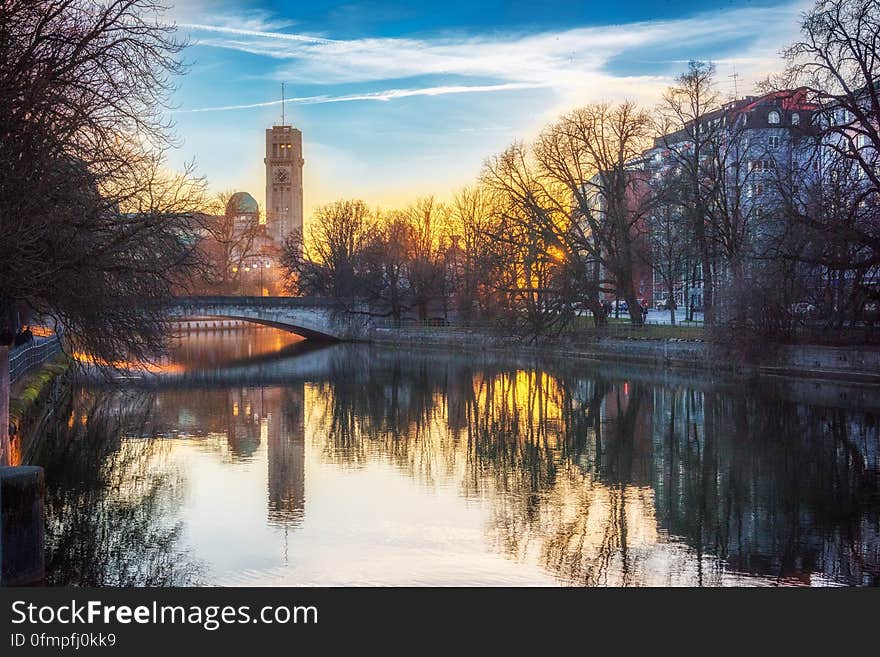 A view of the town of Munich and the barometer of the Deutsches Museum. A view of the town of Munich and the barometer of the Deutsches Museum.