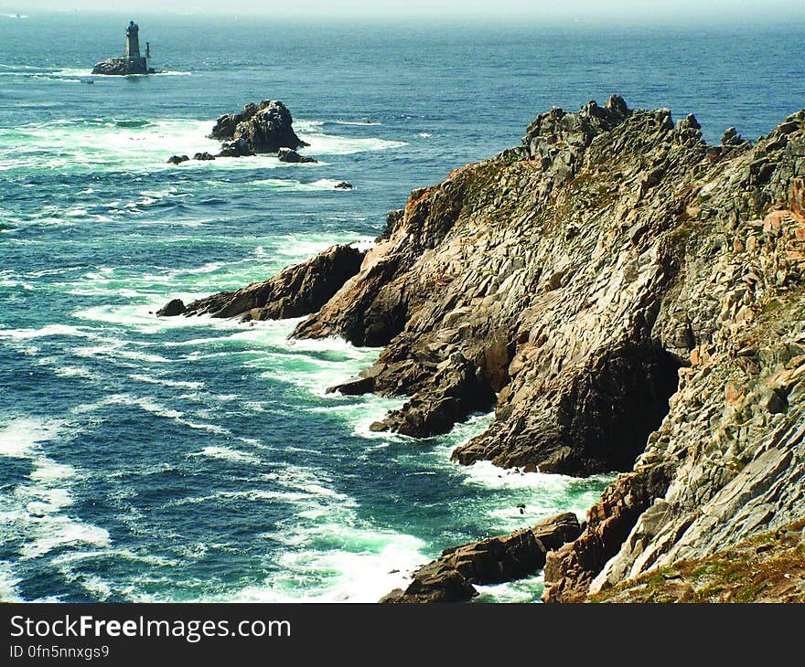 La Pointe du Raz est un promontoire rocheux constituant la partie la plus avancée vers l&#x27;ouest du Cap Sizun, face à l&#x27;Iroise au sud-ouest du Finistère. Située à l&#x27;ouest de la commune de Plogoff, elle forme une « proue » d&#x27;une hauteur de 72 mètres dominant le Raz de Sein. C&#x27;est l&#x27;un des sites les plus emblématiques des côtes granitiques de la Bretagne. La Pointe du Raz est un promontoire rocheux constituant la partie la plus avancée vers l&#x27;ouest du Cap Sizun, face à l&#x27;Iroise au sud-ouest du Finistère. Située à l&#x27;ouest de la commune de Plogoff, elle forme une « proue » d&#x27;une hauteur de 72 mètres dominant le Raz de Sein. C&#x27;est l&#x27;un des sites les plus emblématiques des côtes granitiques de la Bretagne.