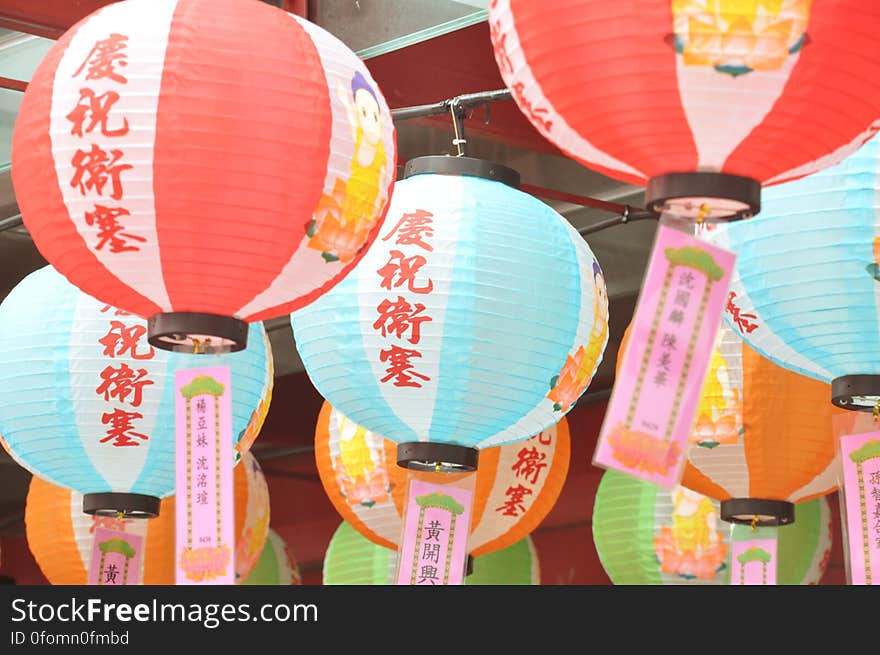 A background of Chinese hanging lamps of different colors.