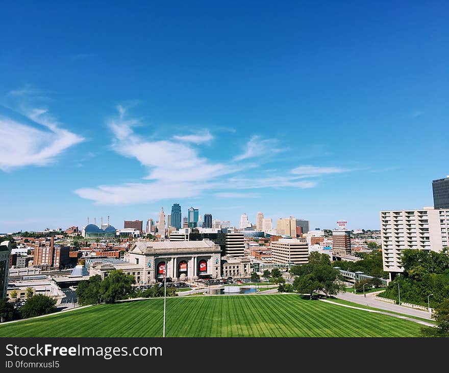 A view over Kansas City and the Union Station with Henry Wollman Bloch Fountain in front of it.