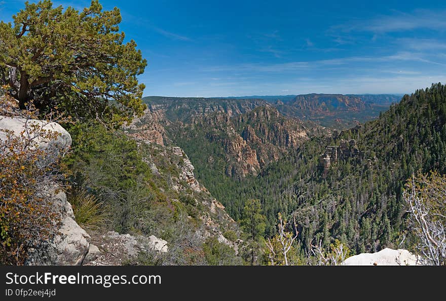 South Pocket Overlook &#x28;panorama&#x29;. We headed out of Flagstaff down Woody Mountain Road for a week of camping and day hiking around the Rattlesnake Mesa area. The area is north of Sedona&#x27;s Secret Canyon, on top of the Mogollon Rim. There are several trails, mostly unmaintained, heading along or off the edge of the Rim. For the first day&#x27;s hike, we headed for FS Trail #9, which heads across Little Round Mountain and along the Rim around South Pocket... Read the blog entry for this hike