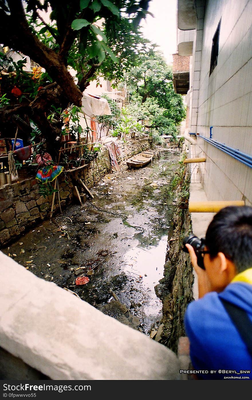 I went to the XiaoZhou Villige and took a sets of photo. But don&#x27;t u think that something went extremely WRONG??? Plus some daily pics. 我去了一趟小洲村，本来想拍些图的，但你是不是和我一样觉得好像有什么东西不对劲啊？？ 还有一些日常照。 Kodak Pro Foto XL 100 Nikon FM2. I went to the XiaoZhou Villige and took a sets of photo. But don&#x27;t u think that something went extremely WRONG??? Plus some daily pics. 我去了一趟小洲村，本来想拍些图的，但你是不是和我一样觉得好像有什么东西不对劲啊？？ 还有一些日常照。 Kodak Pro Foto XL 100 Nikon FM2