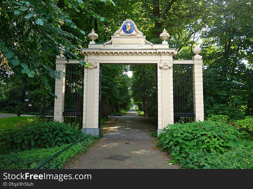 PUBLIC DOMAIN DEDICATION - Pixabay - digionbew 11. 04-07-16 Gate Frankendael LOW RES DSC04431