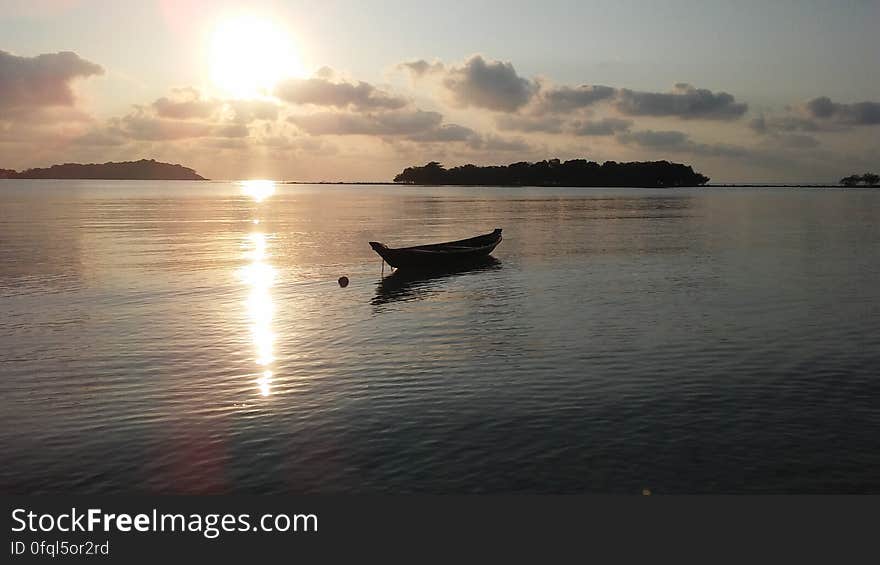 Boat in front of Ko Na Thian and Ko Mat Lang Islands during Sunrise on Koh Samui Island in Thailand.