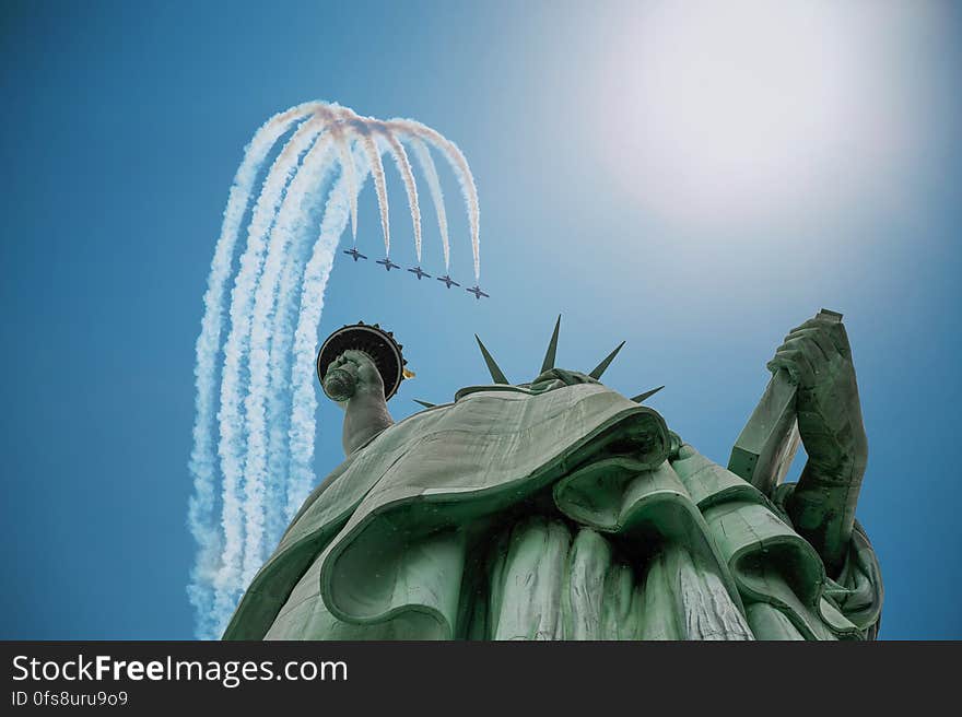 Airplanes doing aeronautics show over the Statue of Liberty. Airplanes doing aeronautics show over the Statue of Liberty.