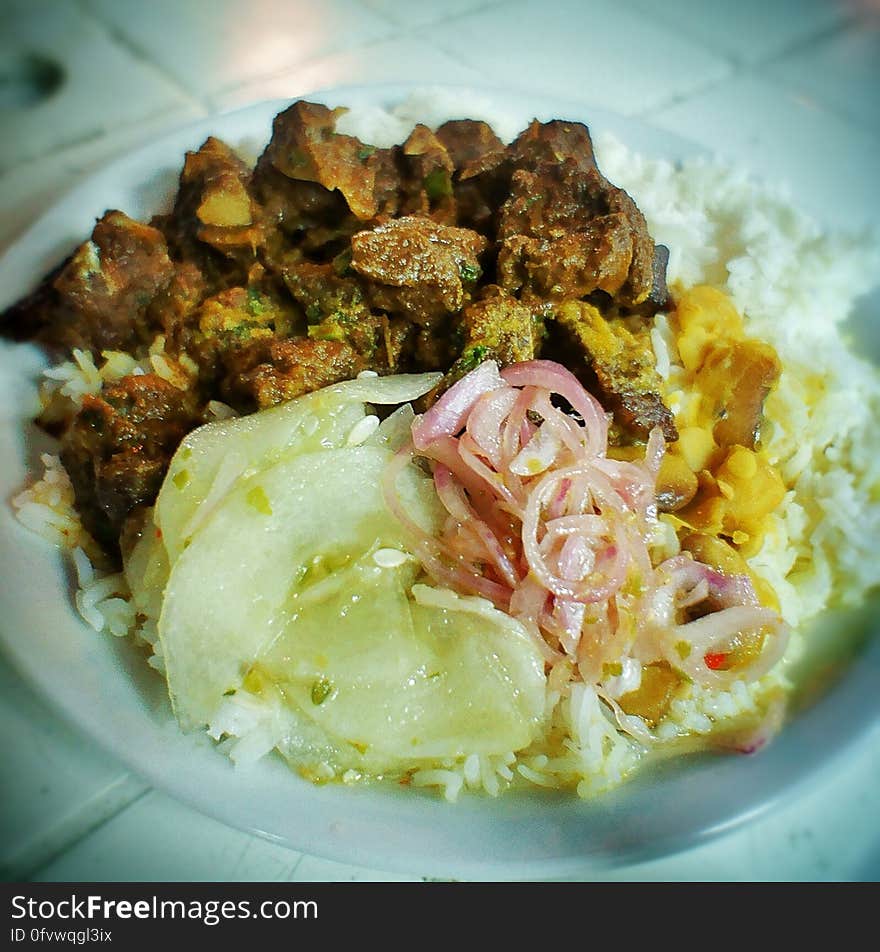 &quot;Le Rougail saucisse est un plat réunionnais, à base de saucisses créole coupées en morceaux, accompagné de riz et de rougail &#x28;tomates coupées en petits dés, petits morceaux de mangue verte, gingembre pilé, oignons émincés et piments&#x29;.&quot; Souce: Wikipedia - fr.wikipedia.org/wiki/Rougail_saucisses