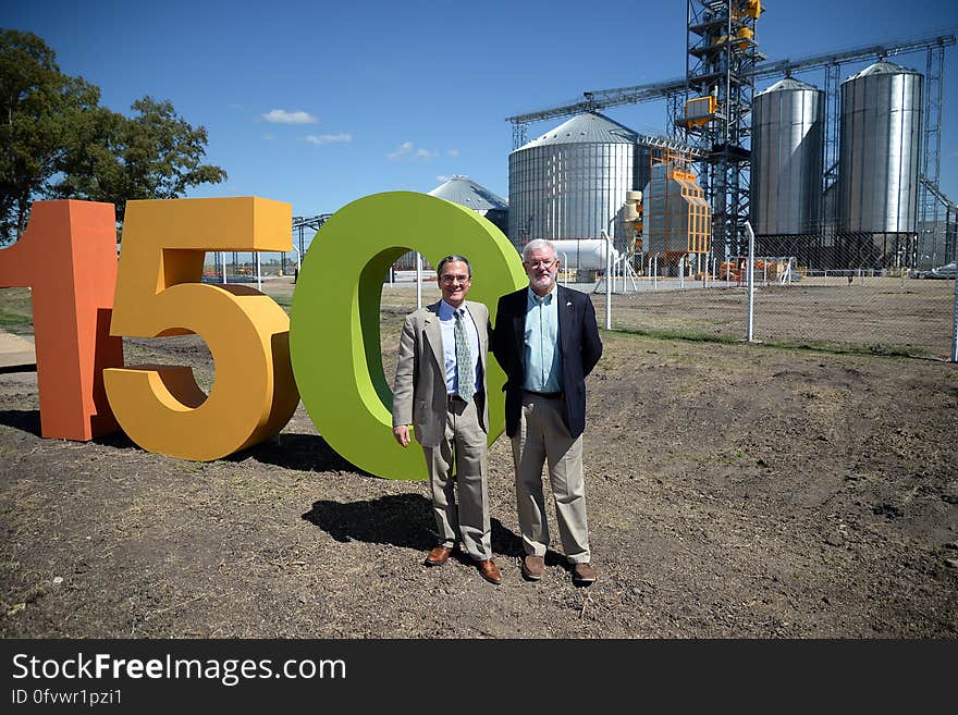 El martes 17 de marzo de 2015 el Encargado de Negocios de Estados Unidos en Uruguay, Bradley Freden visitó la empresa Schreiber Foods Uruguay, ubicada en el kilómetro 92 de la Ruta 1, en el Departamento de San José y participó luego del triple festejo que organizó la empresa Cargill en la localidad de Florencio Sánchez, en el Departamento de Colonia. [U.S. Embassy Photo: Pablo Castro / Copyright info]. El martes 17 de marzo de 2015 el Encargado de Negocios de Estados Unidos en Uruguay, Bradley Freden visitó la empresa Schreiber Foods Uruguay, ubicada en el kilómetro 92 de la Ruta 1, en el Departamento de San José y participó luego del triple festejo que organizó la empresa Cargill en la localidad de Florencio Sánchez, en el Departamento de Colonia. [U.S. Embassy Photo: Pablo Castro / Copyright info]