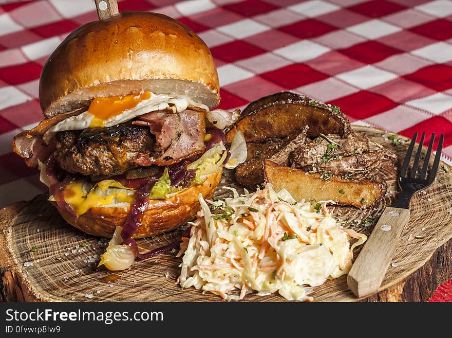 first try on food photography Beef burger with bacon, onion chuntey, hollandaise sauce, fried egg, coleslaw and rustic fried potatoes Flash: YN-600EX with octabox. first try on food photography Beef burger with bacon, onion chuntey, hollandaise sauce, fried egg, coleslaw and rustic fried potatoes Flash: YN-600EX with octabox