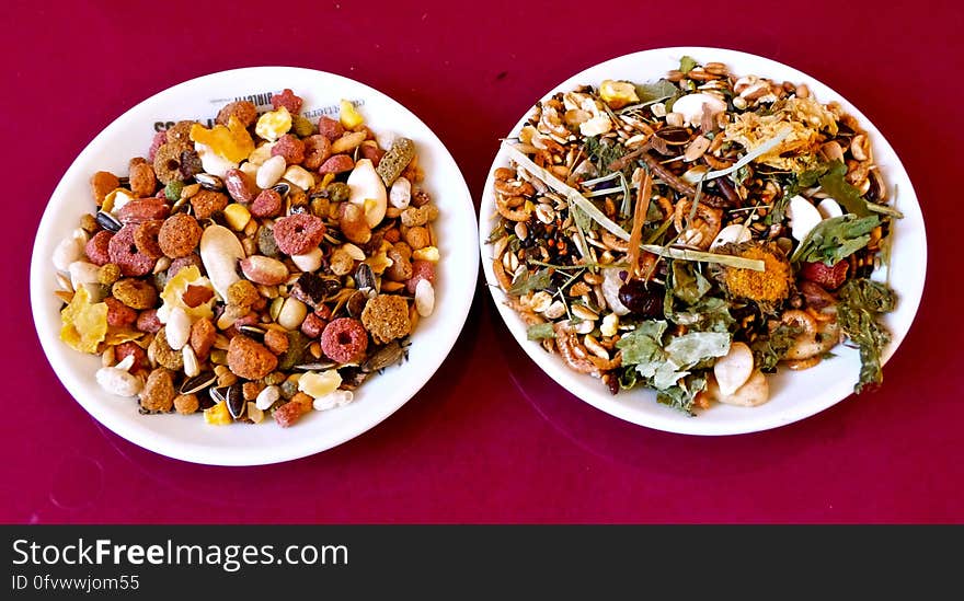 On the left the commercial mix I used to feed &#x28;Versele Laga Hamster Nature&#x29;. On the right my homemade mix. On the left the commercial mix I used to feed &#x28;Versele Laga Hamster Nature&#x29;. On the right my homemade mix.