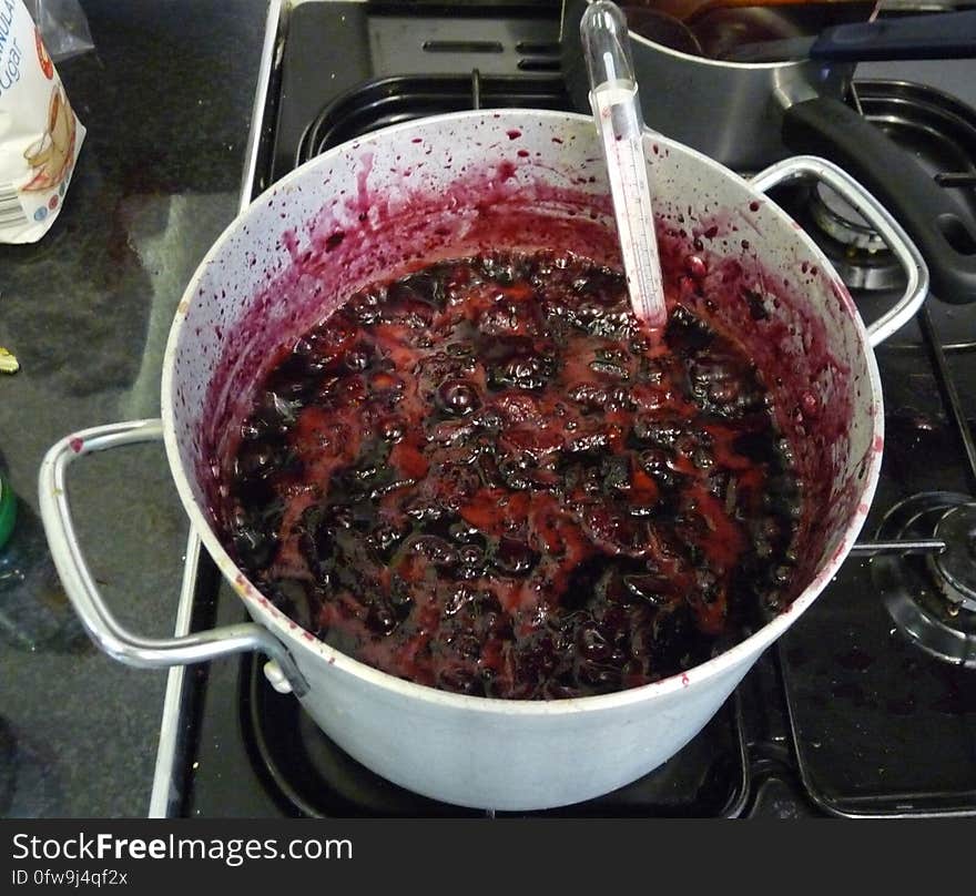 Blackberry, apple and elderberry jam nearly ready. Amersham Road Community berry picking and bake off event at the Amersham Road Community Centre, Caversham held on Sunday 7th September 2014.