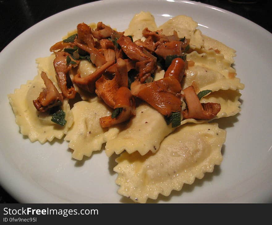 Barb&#x27;s cooking:Chantarelles with Ravioli