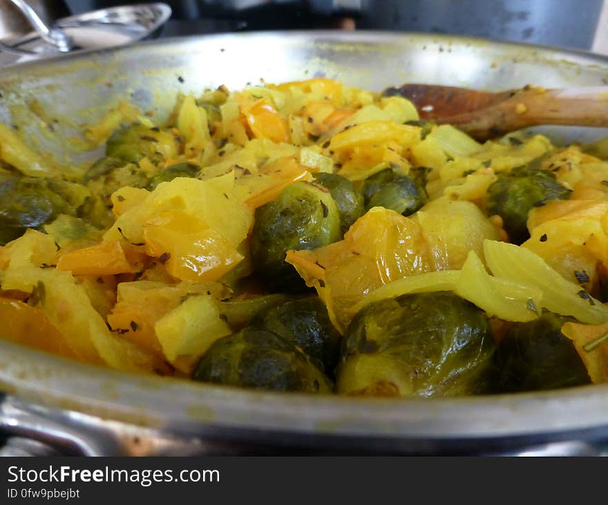 Food, Tableware, Yellow curry, Ingredient, Recipe, Leaf vegetable