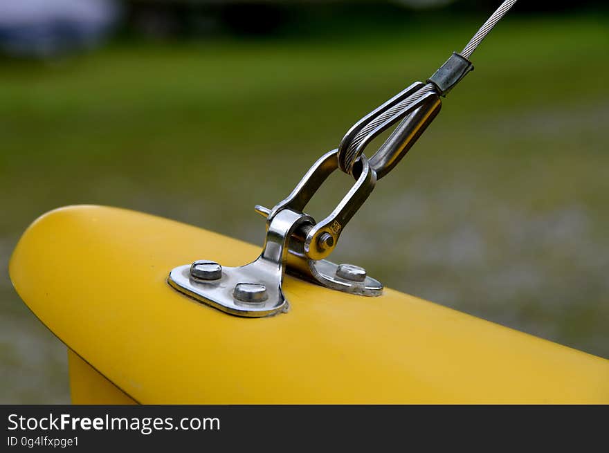 A cable fixed on a yellow bar. A cable fixed on a yellow bar.