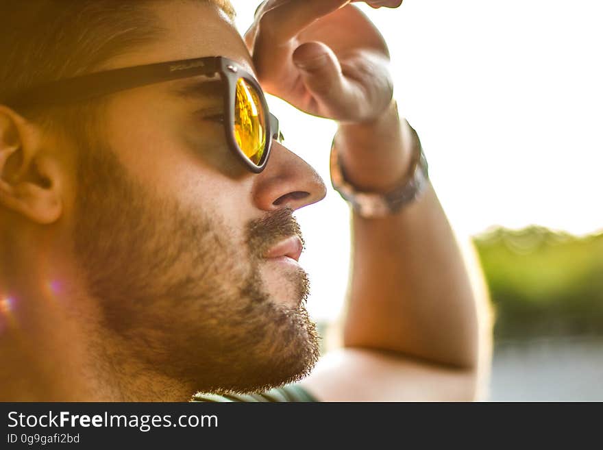 Men&#x27;s Black Framed Sunglasses Shined by the Bright Sun