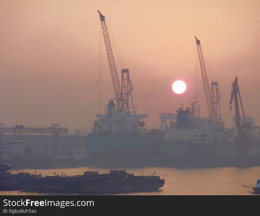 Le port de Shanghai &#x28;上海港&#x29; est à la fois un port en eau profonde — par l&#x27;intermédiaire du port de Yangshan — et un port fluvial. Il se situe à proximité immédiate dans la baie de Hangzhou entre la mer de Chine orientale et les cours d&#x27;eau Yangzi Jiang, Huangpu et Qiantang.