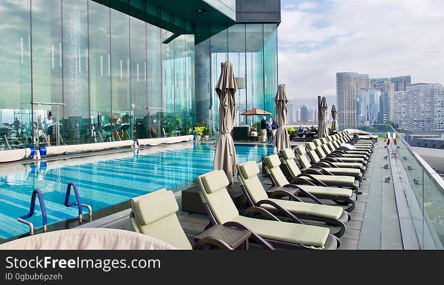 Décoré par des célèbres architectes locaux, l&#x27;élégant Hotel ICON bénéficie de vues sur le port de Tsimshatsui East Kowloon. Vous pourrez profiter d&#x27;une piscine extérieure chauffée sur le toit, de soins au spa et d&#x27;un club de bien-être. L&#x27;établissement vous accueille à 5 minutes à pied de la station de métro MTR Hung Hom. La baie Causeway et le quartier de Wan Chai sont accessibles en 10 minutes par le métro MTR. Vous pourrez vous déplacer en transport 100% électrique avec le bus électrique ultramoderne assurant des navettes toutes les 20 minutes. Avant votre arrivée, vous pourrez aussi réserver une limousine Tesla S85 et une i3 BMW. Décoré par des célèbres architectes locaux, l&#x27;élégant Hotel ICON bénéficie de vues sur le port de Tsimshatsui East Kowloon. Vous pourrez profiter d&#x27;une piscine extérieure chauffée sur le toit, de soins au spa et d&#x27;un club de bien-être. L&#x27;établissement vous accueille à 5 minutes à pied de la station de métro MTR Hung Hom. La baie Causeway et le quartier de Wan Chai sont accessibles en 10 minutes par le métro MTR. Vous pourrez vous déplacer en transport 100% électrique avec le bus électrique ultramoderne assurant des navettes toutes les 20 minutes. Avant votre arrivée, vous pourrez aussi réserver une limousine Tesla S85 et une i3 BMW.