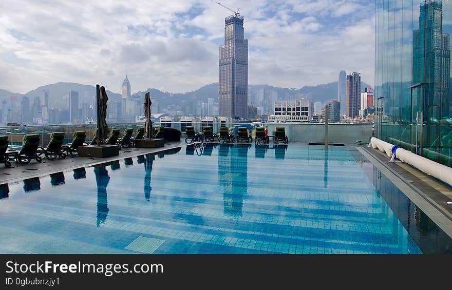 DÃ©corÃ© par des cÃ©lÃ¨bres architectes locaux, l&#x27;Ã©lÃ©gant Hotel ICON bÃ©nÃ©ficie de vues sur le port de Tsimshatsui East Kowloon. Vous pourrez profiter d&#x27;une piscine extÃ©rieure chauffÃ©e sur le toit, de soins au spa et d&#x27;un club de bien-Ãªtre. L&#x27;Ã©tablissement vous accueille Ã  5 minutes Ã  pied de la station de mÃ©tro MTR Hung Hom. La baie Causeway et le quartier de Wan Chai sont accessibles en 10 minutes par le mÃ©tro MTR. Vous pourrez vous dÃ©placer en transport 100% Ã©lectrique avec le bus Ã©lectrique ultramoderne assurant des navettes toutes les 20 minutes. Avant votre arrivÃ©e, vous pourrez aussi rÃ©server une limousine Tesla S85 et une i3 BMW. DÃ©corÃ© par des cÃ©lÃ¨bres architectes locaux, l&#x27;Ã©lÃ©gant Hotel ICON bÃ©nÃ©ficie de vues sur le port de Tsimshatsui East Kowloon. Vous pourrez profiter d&#x27;une piscine extÃ©rieure chauffÃ©e sur le toit, de soins au spa et d&#x27;un club de bien-Ãªtre. L&#x27;Ã©tablissement vous accueille Ã  5 minutes Ã  pied de la station de mÃ©tro MTR Hung Hom. La baie Causeway et le quartier de Wan Chai sont accessibles en 10 minutes par le mÃ©tro MTR. Vous pourrez vous dÃ©placer en transport 100% Ã©lectrique avec le bus Ã©lectrique ultramoderne assurant des navettes toutes les 20 minutes. Avant votre arrivÃ©e, vous pourrez aussi rÃ©server une limousine Tesla S85 et une i3 BMW.