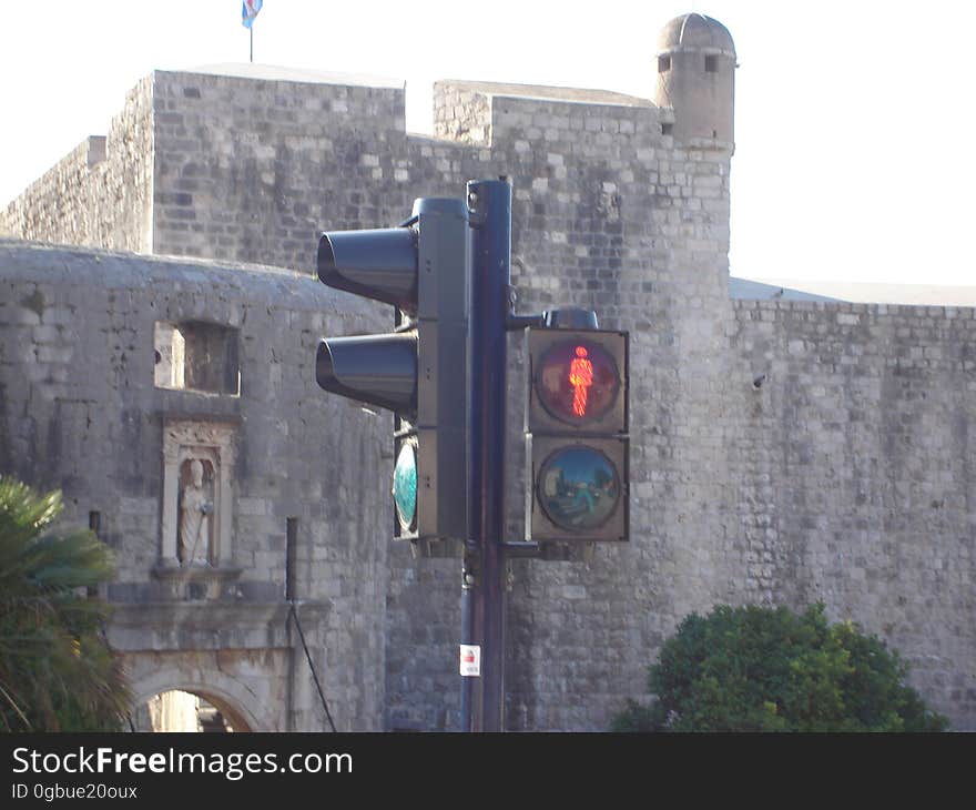 Sky, Building, Plant, Traffic light, Vehicle, Gas