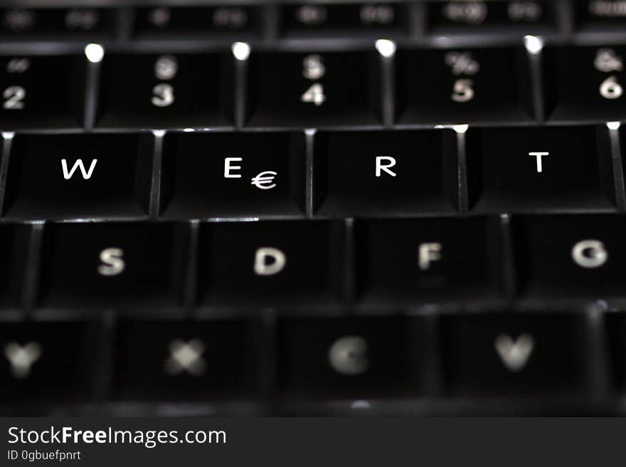 An illumniated German powerbook keyboard spelling out the word &#x22;value&#x22;.