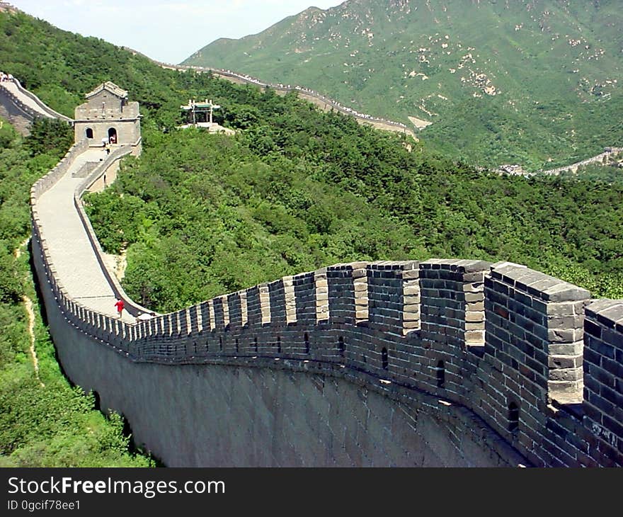 Muralha da China, cerca de uma hora e meia de Beijing - ou Pequim, em português. A história de que dá para ver da Lua é mentira: a muralha é muito fina. Muralha da China, cerca de uma hora e meia de Beijing - ou Pequim, em português. A história de que dá para ver da Lua é mentira: a muralha é muito fina.