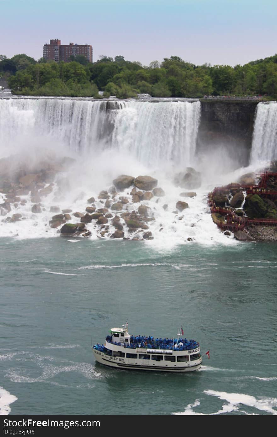 Maid of the Mist passes the American Falls