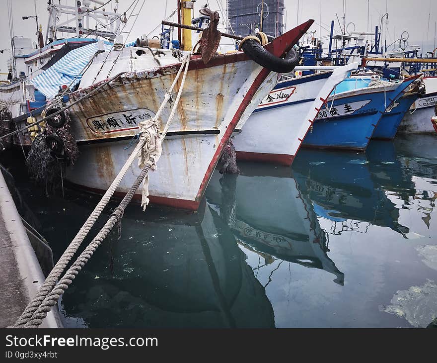 Fishing vessels need to add a lot of oil before go to fishing. Fishing vessels need to add a lot of oil before go to fishing.