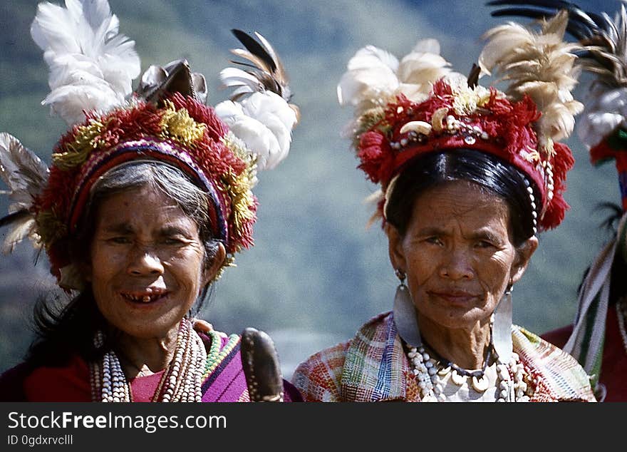 Les Philippines, en forme longue la République des Philippines &#x28;en filipino Pilipinas et Republika ng Pilipinas, en anglais Philippines et Republic of the Philippines, en espagnol Filipinas et República de Filipinas, en français République des Philippines, en ilocano Filipinas et Republika ti Filipinas, en cebuano Pilipinas et Republika sa Pilipinas&#x29;, est un pays d&#x27;Asie du Sud-Est constitué d&#x27;un archipel de 7 107 îles dont onze totalisent plus de 90 % des terres et dont un peu plus de 2 000 seulement sont habitées, alors qu&#x27;environ 2 400 îles n&#x27;ont même pas reçu de nom. Les Philippines, en forme longue la République des Philippines &#x28;en filipino Pilipinas et Republika ng Pilipinas, en anglais Philippines et Republic of the Philippines, en espagnol Filipinas et República de Filipinas, en français République des Philippines, en ilocano Filipinas et Republika ti Filipinas, en cebuano Pilipinas et Republika sa Pilipinas&#x29;, est un pays d&#x27;Asie du Sud-Est constitué d&#x27;un archipel de 7 107 îles dont onze totalisent plus de 90 % des terres et dont un peu plus de 2 000 seulement sont habitées, alors qu&#x27;environ 2 400 îles n&#x27;ont même pas reçu de nom.