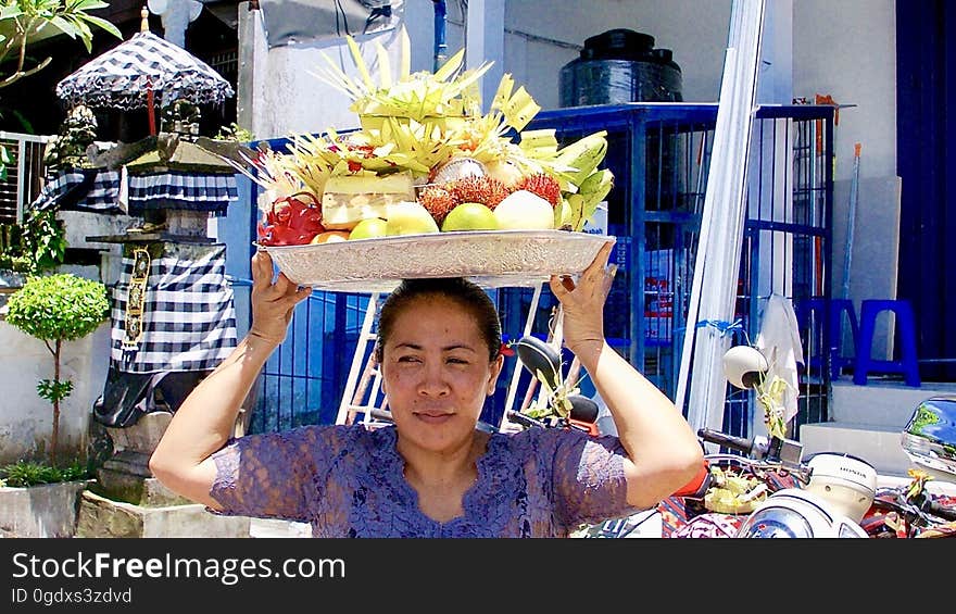 Bali est une île d&#x27;Indonésie située entre les îles de Java et de Lombok. Elle fait partie des petites îles de la Sonde. Sa superficie est de 5 637 km2. La population de l&#x27;ensemble des îles de la province de Bali était de 3 890 000 habitants en 2010, soit une densité de 690 habitants/km2. Administrativement, l&#x27;île fait partie de la province du même nom et accueille sa capitale &#x28;ibu kota&#x29;, Denpasar, dans le sud de l&#x27;île.