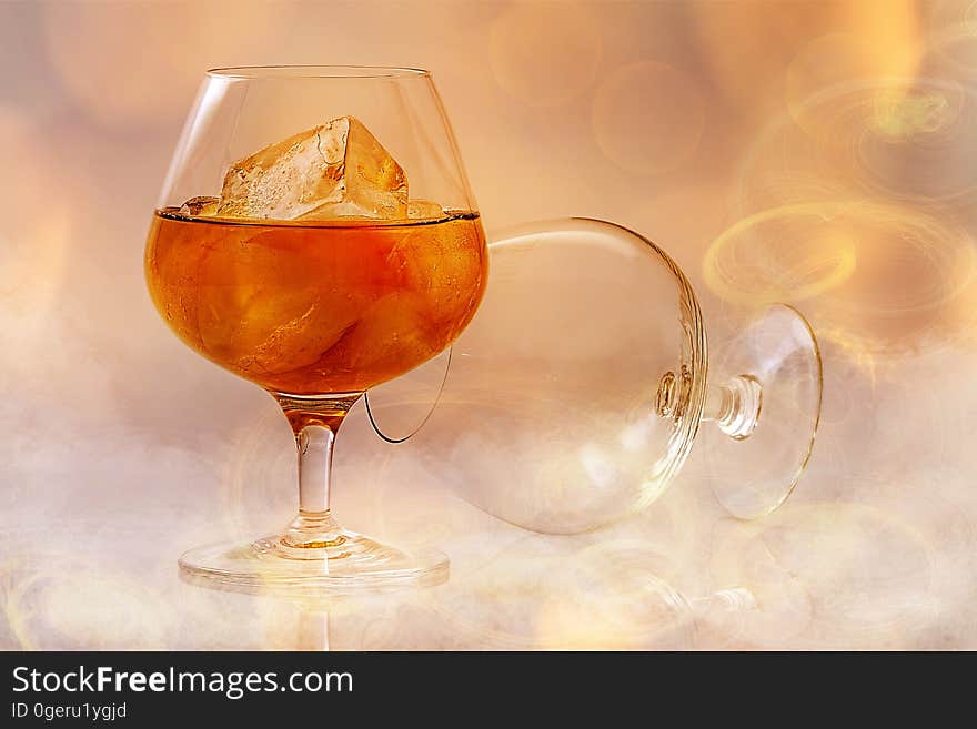 Clear Short Stem Wine Glass With Beverage