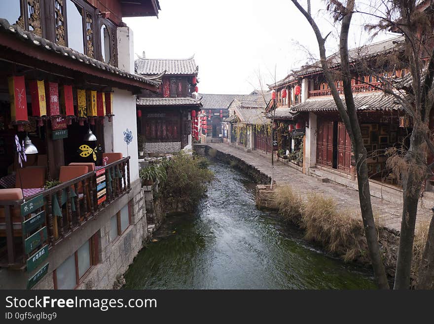 Water, Plant, Sky, Building, Body of water, Watercourse