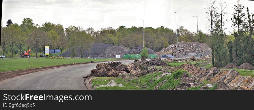 In de buurt van Usselo / Enschede dan, gezien vanaf de Tesinklandenweg. Of zoals nog te zien van 8 jaar geleden op: Google Maps. Dus, de weg leidt precies over de plaats waar voorheen een huis stond. In de buurt van Usselo / Enschede dan, gezien vanaf de Tesinklandenweg. Of zoals nog te zien van 8 jaar geleden op: Google Maps. Dus, de weg leidt precies over de plaats waar voorheen een huis stond.