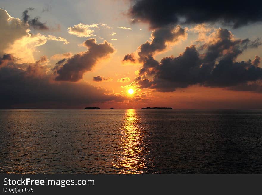 A beautiful sunset over the ocean.