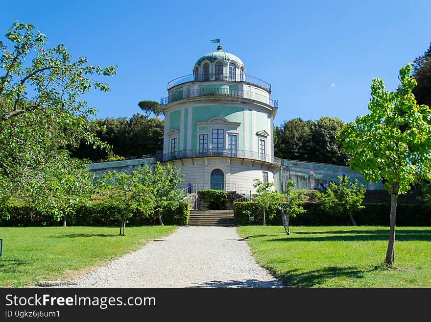 Tea House providing a superb viewpoint over Boboli Gardens and Florence. Tea House providing a superb viewpoint over Boboli Gardens and Florence.