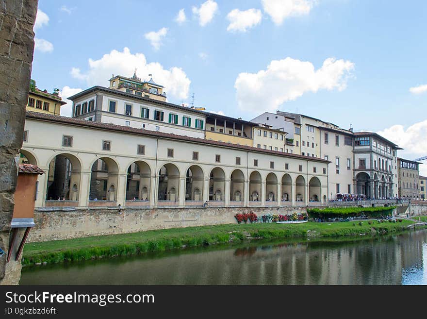 Vasari Corridor from Ufizzi Gallery to Ponte Vecchio, as seen from the bridge over Arno river.