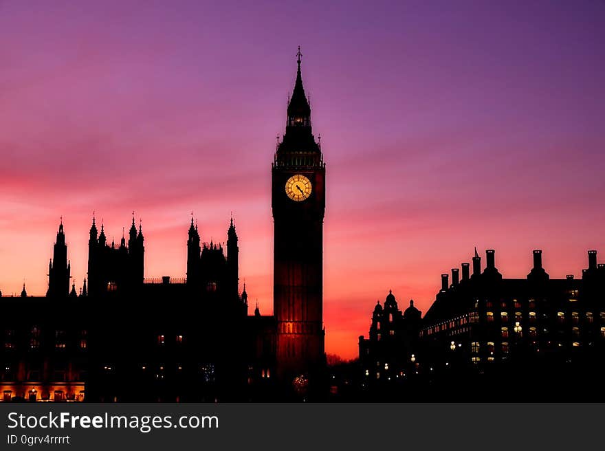 A night view of the Elizabeth tower and Big Ben clock next to the palace of Westminster in London, England.