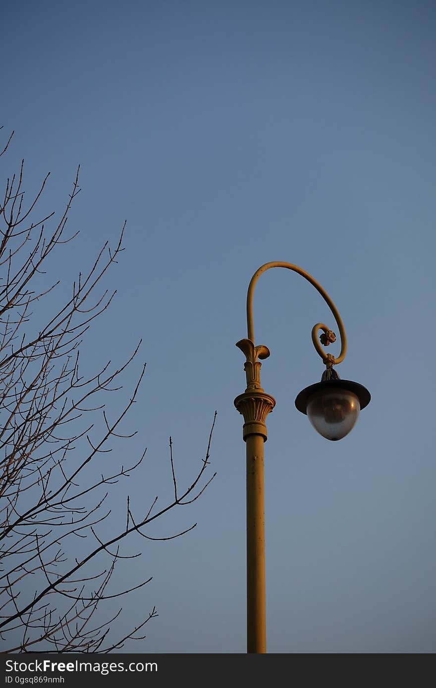 Sky, Street light, Electricity, Twig, Wire, Water