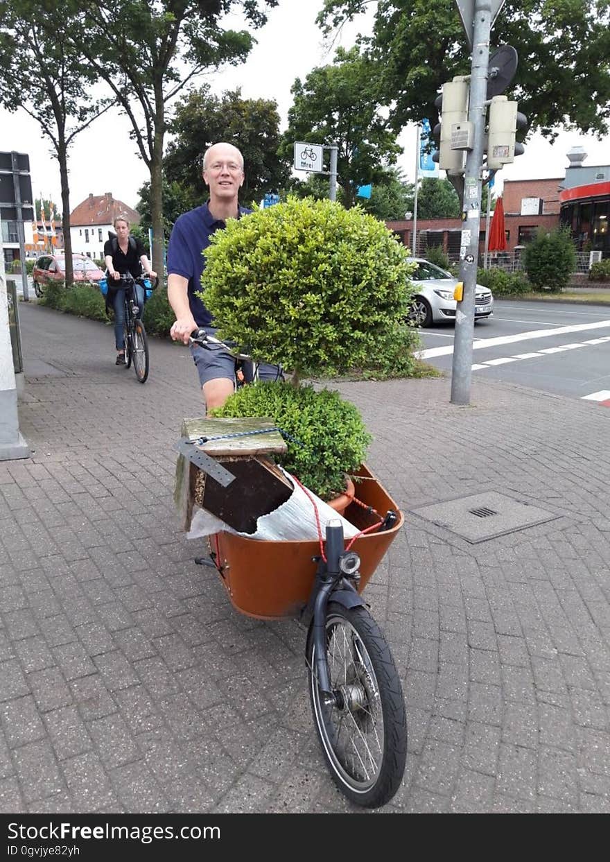 Cargo Bike from Rädchen für alle&#x28;s&#x29;, Oldenburg&#x27;s cargo bike initiative. Cargo Bike from Rädchen für alle&#x28;s&#x29;, Oldenburg&#x27;s cargo bike initiative.