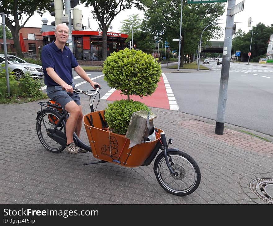 Cargo Bike from Rädchen für alle&#x28;s&#x29;, Oldenburg&#x27;s cargo bike initiative. Cargo Bike from Rädchen für alle&#x28;s&#x29;, Oldenburg&#x27;s cargo bike initiative.