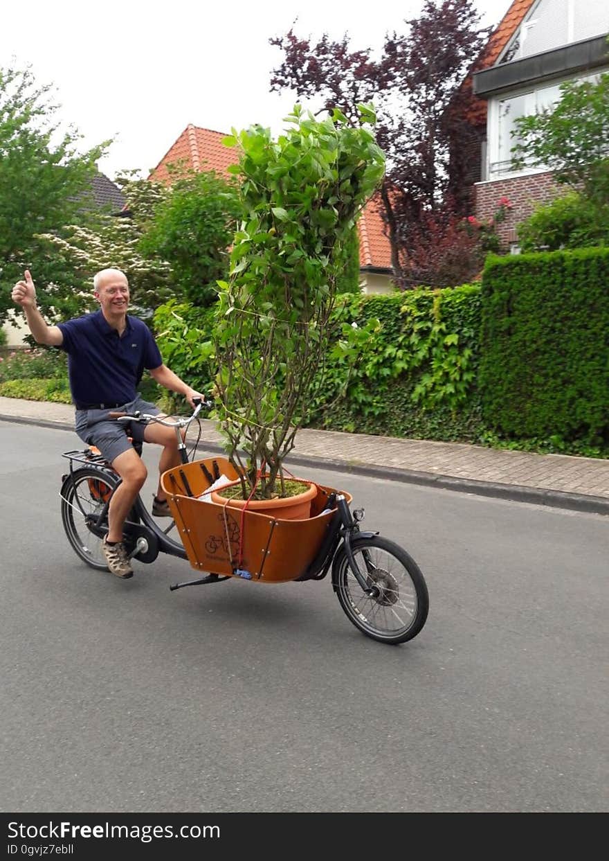 Cargo Bike from Rädchen für alle&#x28;s&#x29;, Oldenburg&#x27;s cargo bike initiative. Cargo Bike from Rädchen für alle&#x28;s&#x29;, Oldenburg&#x27;s cargo bike initiative.