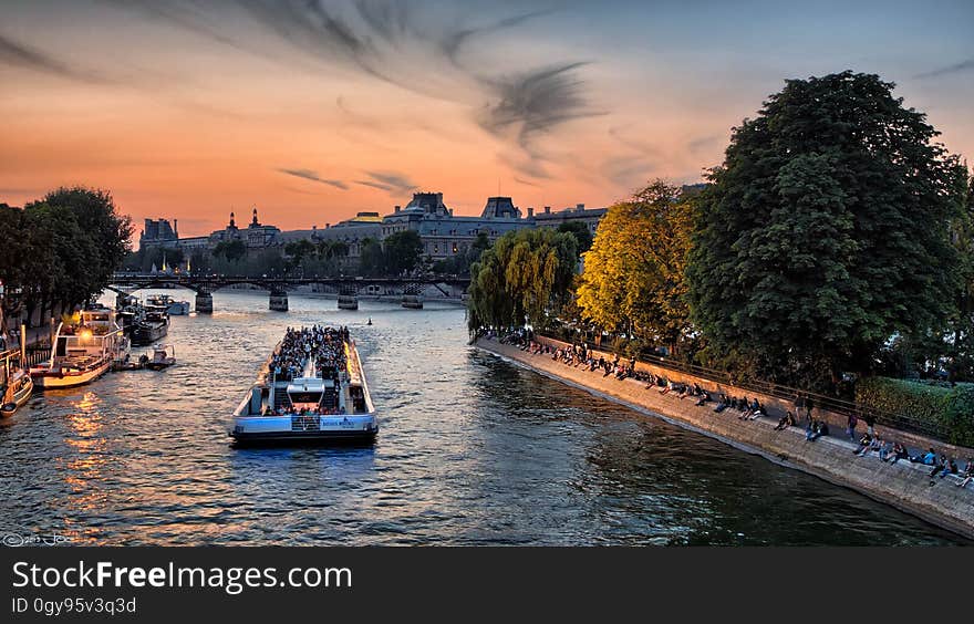 These tour boats cruise up and down the Seine, illuminating landmarks with powerful lights mounted on their sides. This was taken on the Pont Neuf and shows the Galerie du Vert Galant at the tip of the Île de la Cité. These tour boats cruise up and down the Seine, illuminating landmarks with powerful lights mounted on their sides. This was taken on the Pont Neuf and shows the Galerie du Vert Galant at the tip of the Île de la Cité.