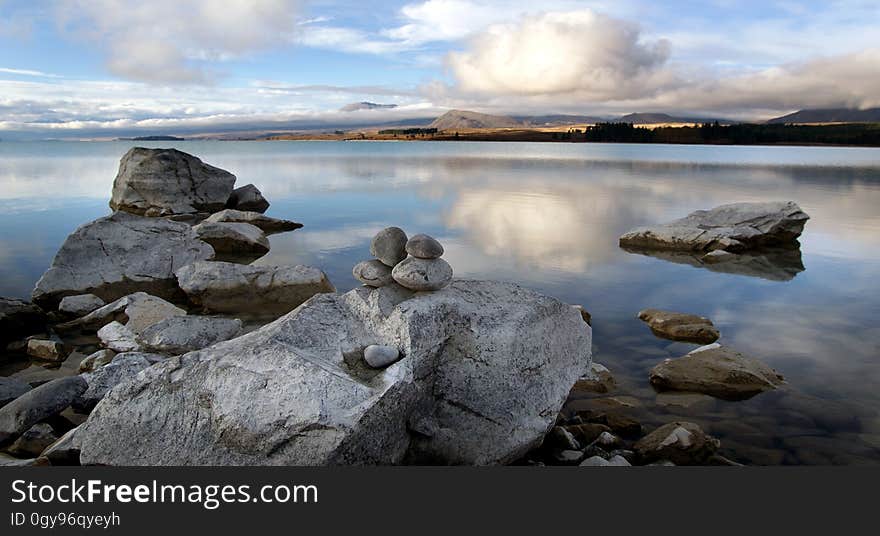 Lake Tekapo is the second-largest of three roughly parallel lakes running north–south along the northern edge of the Mackenzie Basin in the South Island of New Zealand &#x28;the others are Lake Pukaki and Lake Ohau&#x29;. It covers an area of 83 square kilometres &#x28;32 sq mi&#x29;, and is at an altitude of 700 metres &#x28;2,300 ft&#x29; above sea level. Lake Tekapo is the second-largest of three roughly parallel lakes running north–south along the northern edge of the Mackenzie Basin in the South Island of New Zealand &#x28;the others are Lake Pukaki and Lake Ohau&#x29;. It covers an area of 83 square kilometres &#x28;32 sq mi&#x29;, and is at an altitude of 700 metres &#x28;2,300 ft&#x29; above sea level.