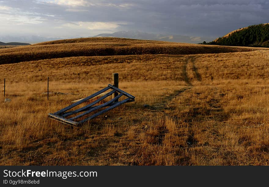 Broken gate. Cairns Golf. Tekapo.