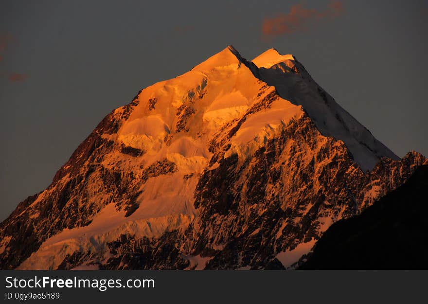 Mt Cook, the tallest mountain in New Zealand, helped Sir Edmund Hillary to develop his climbing skills in preparation for the conquest of Everest. Mt Cook, the tallest mountain in New Zealand, helped Sir Edmund Hillary to develop his climbing skills in preparation for the conquest of Everest.