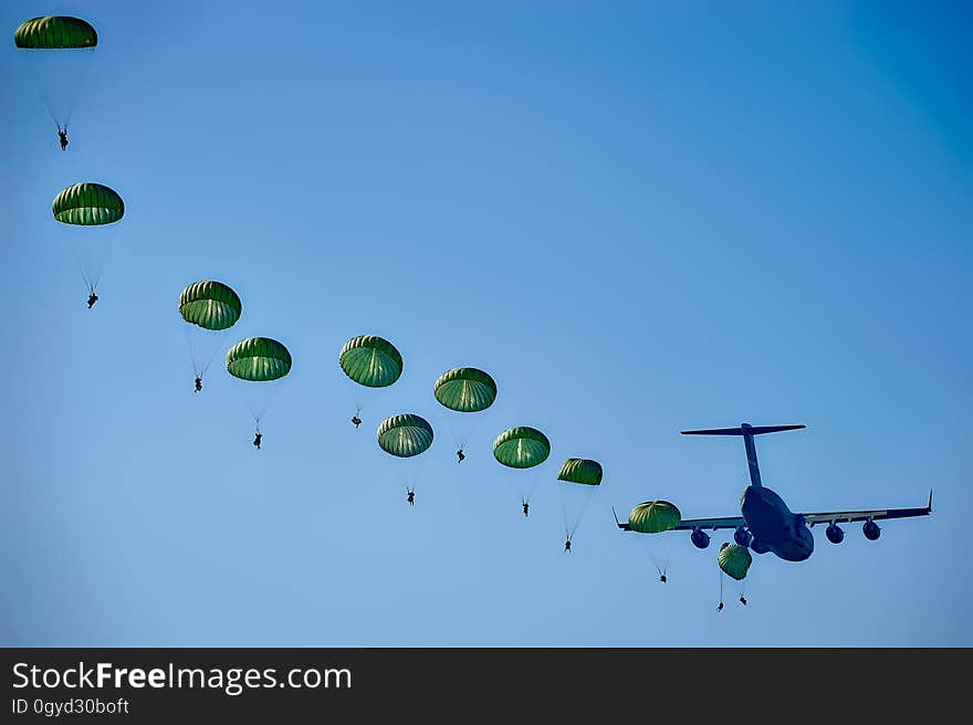 Sky, Parachuting, Water, Daytime