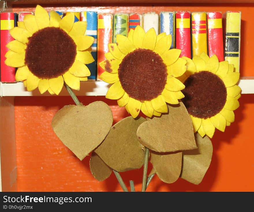 sonnenblumen vor bücherwand