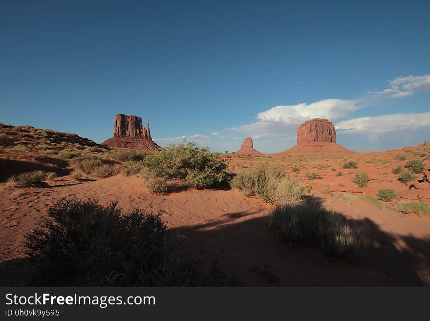 Monument Valley sandstone buttes on the Arizona–Utah border in USA.