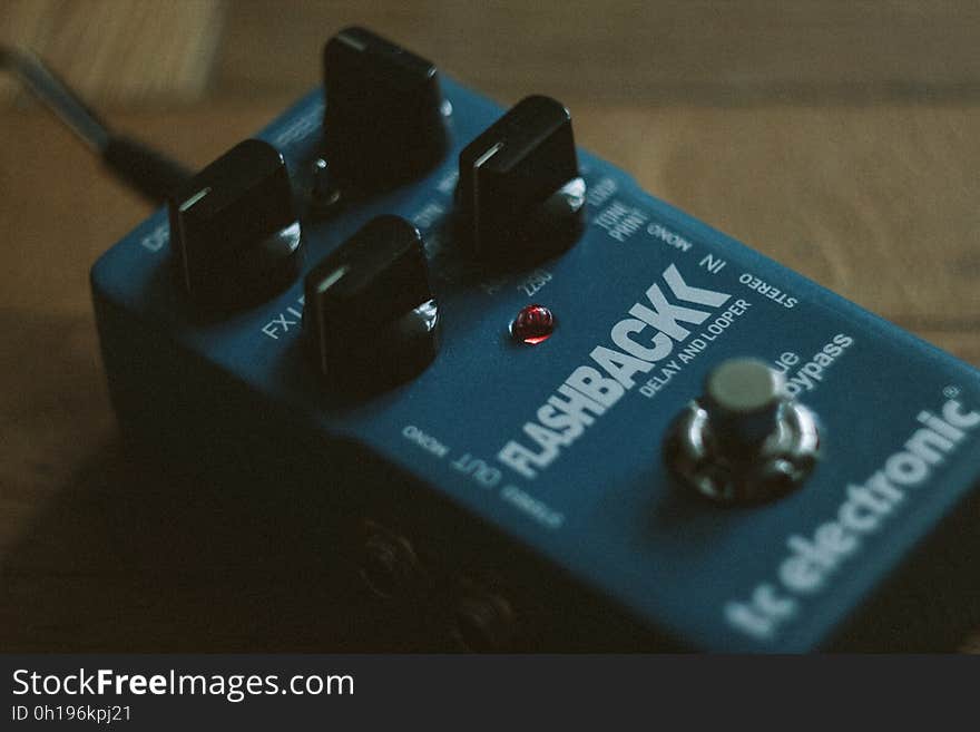 A delay and looper effect pedal for guitar.