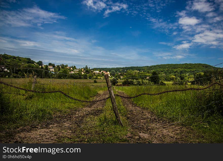 Brown Log Fence Stand during Daytime